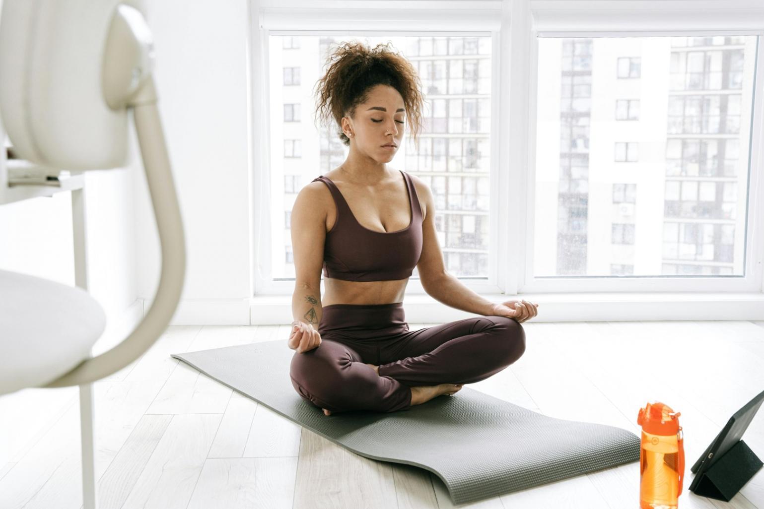 Osoba praktykująca rutynę wellness w naturalnym otoczeniu